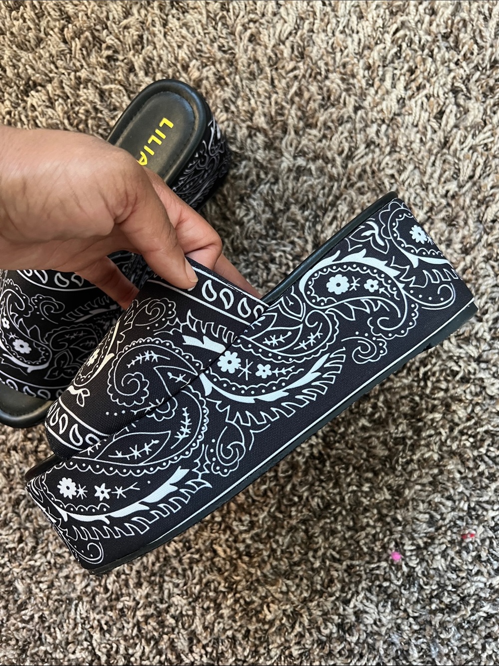๐ Platform Slide Sandals in Black Paisley - Picture 4 of 5